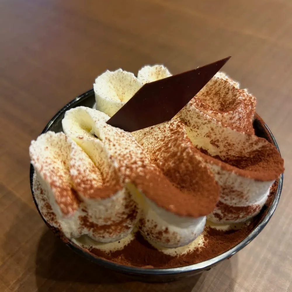 ココアパウダーとチョコレート飾りをのせたティラミス